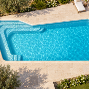 Piscina modello 08 in vetroresina – 8,60 × 3,85 m