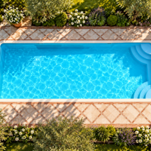 Piscina modello 03 in vetroresina – 10,50 × 3,95 m